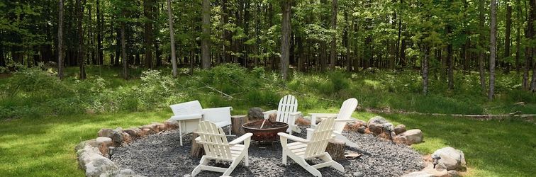 その他 Hot Tub + Fire Pit: Eclectic Ulster County Cabin