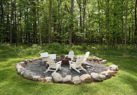 その他 Hot Tub + Fire Pit: Eclectic Ulster County Cabin