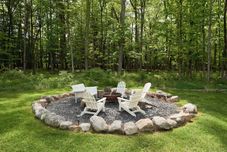その他 Hot Tub + Fire Pit: Eclectic Ulster County Cabin