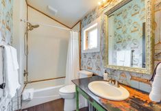 その他 6 Hot Tub + Fire Pit: Eclectic Ulster County Cabin