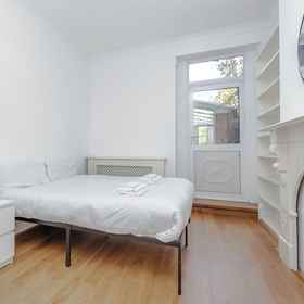 Room 1 Charming Hampstead Retreat with Patio, โรงแรม & ที่พัก Primrose Hill