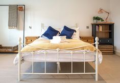Others 3 Orchard Barn-Luxury 4 BD Barn Conversion