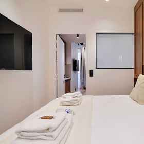 Room 1 เรซิเดนซ์ ปารีส พรีวาส, โรงแรม & ที่พัก Left Bank Gallery Marcel Strouk