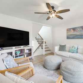 Primary image1費南迪納海灘度假屋,帶甲板,靠近海岸!,纳苏县飯店