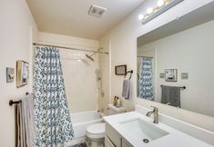 Others 2 Grand Prairie Group Getaway: Pets Welcome!