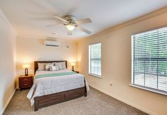 Others 5 Grand Prairie Group Getaway: Pets Welcome!