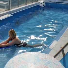 Primary image1羅澤夫科附泳池和果園度假屋,科沙林县飯店