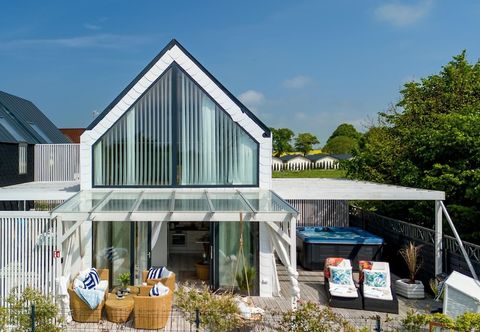 Others House With a Huge Terrace and a Whirlpool Bathtub