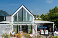 Others House With a Huge Terrace and a Whirlpool Bathtub