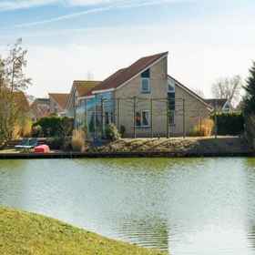 Primary image 1 Bungalow in Zeeland With Stunning Waterside Views, Khách sạn Marinemuseum