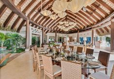 Others 6 Dazzling Beachfront Villa With Swim-up Bar