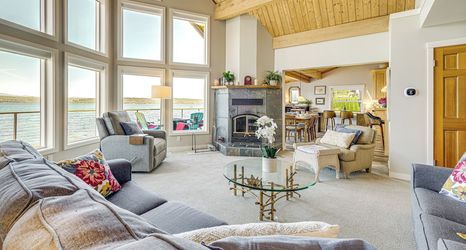 其他 2 Bayfront Home w/ Private Beach in Poulsbo!