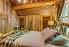 Others 7 Private Hot Tub & Home Theater: Ranger Log Cabin!