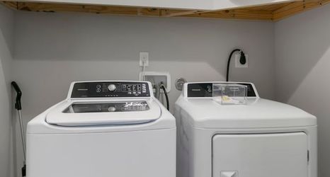 Others 2 Canopy Cove Stunning 2BR Apt Heart of Downtown