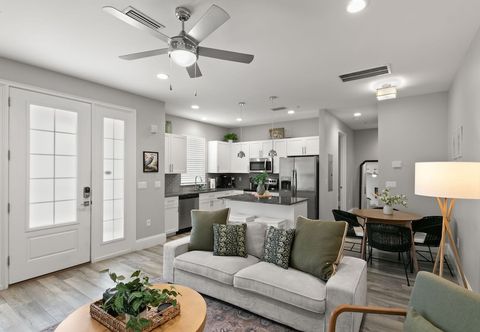 Others Canopy Cove Stunning 2BR Apt Heart of Downtown