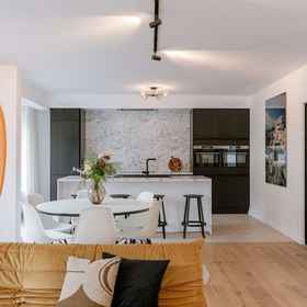 Room 1 Modern 3-bedroom Apartment Family-friendly Touches, Căn hộ Gistel