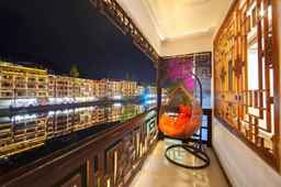 Phoenix Yue Slow River View Inn, Rp 402.711