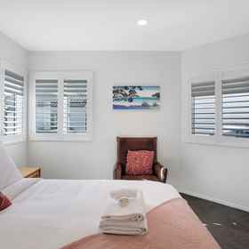 Room 1 The Oasis Home with Hot Tub and Parking, Takapuna Golf Course and Driving Range Hotels