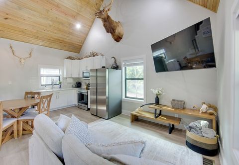 Others 13 Mi to Dtwn Palestine: Modern Cabin w/ Fire Pit