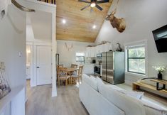 Others 5 13 Mi to Dtwn Palestine: Modern Cabin w/ Fire Pit