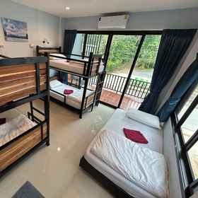Room 1 บูม โฮสเทล เขาสก, โรงแรม & ที่พัก เขาสก