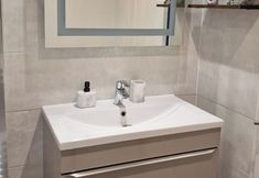 Others 5 Strood Home-sleeps 6-great for Groups & Families