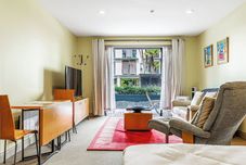 Others Viaduct Studio + Parking + Wine by Zodiak Stays