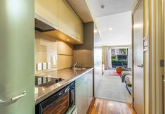 Others 4 Viaduct Studio + Parking + Wine by Zodiak Stays