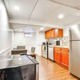 Private kitchen1恩格爾伍德公寓,共享庭院,距紐約市 4 英里!,扬克斯公共图书馆飯店