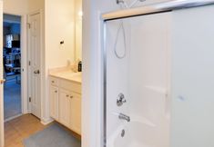 Lain-lain 6 4 Mi to Beach: Lewes Townhome w/ Ping-pong Table