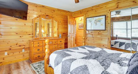 Others 2 Sevierville Home w/ Hot Tub: 3 Mi to Natl Park