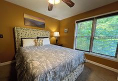 其他 4 Secluded Cabin for 10 in Chalet Village + Hot Tub!