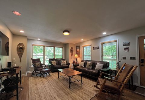 其他 Secluded Cabin for 10 in Chalet Village + Hot Tub!