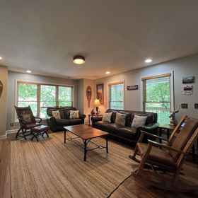 Primary image1Secluded Cabin for 10 in Chalet Village + Hot Tub!,Pigeon Forge飯店