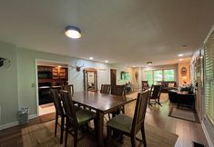 其他 5 Secluded Cabin for 10 in Chalet Village + Hot Tub!