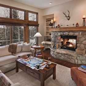 Room 1 Elegant Ski-in Ski-out Townhome in Beaver Creek, Khách sạn Beaver Creek Ski Area
