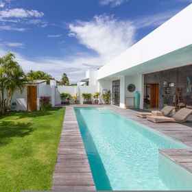 Room 1 Villa Maje by Alfred in Bali - Tropical 3BD Villa w Pool Near Batu Belig Beach, Soori Dog Grooming Hotels