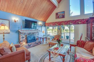 อื่นๆ 4 Lakefront Home w/ Fire Pit, Dock in Kent!