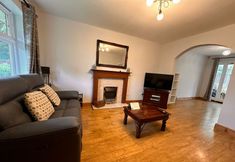 Others 4 Stunning 4 Bed House With Parking in Wolverhampton