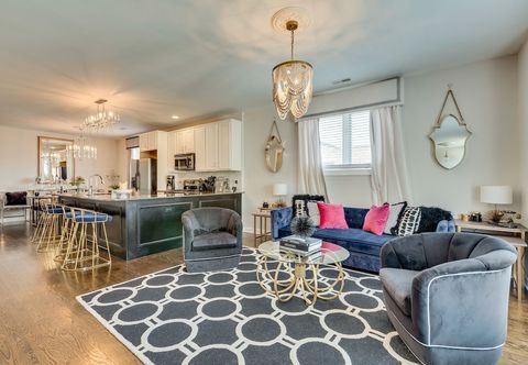 Others 3 BR 3 BTH - UIC, Med Dist & Down Town + Garage by AllSet Turnover