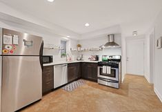 Lainnya 3 Lively Wicker Park 2BR, Steps to Damen Blue Line by AllSet Turnover
