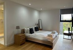 Others 2 Stunning Park View Quartermile Apartment Close Proximity to Castle & University