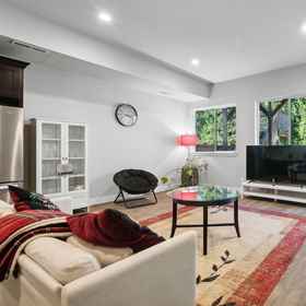 Primary image1Cozy 1br Retreat In Sammamish 1 Bedroom Apts,金郡公寓