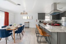 Others The Oak King Bed Huge Backyard