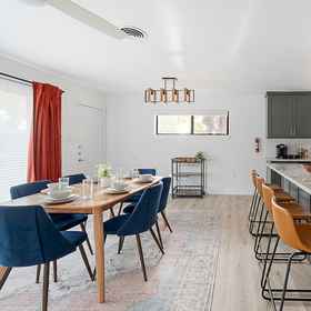 Room 1 The Oak King Bed Huge Backyard, Khách sạn ArtCentre of Plano