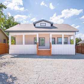 Room 1 Inviting 4BR 2BA Near Downtown Riverwalk, San Antonio Missions National Historical Park Hotels