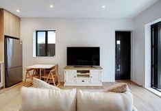 Lain-lain 2 Urban Vogue Escape with Parking- Air-con