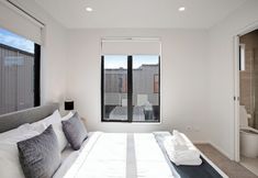 Lain-lain 6 Urban Vogue Escape with Parking- Air-con