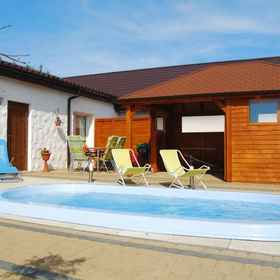 Primary image1塞西米恩帶泳池和桑拿的排屋,科沙林县飯店