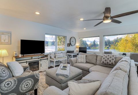 其他 Spanaway Lakefront House: Dock, Fire Pit